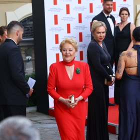 Rudá róba slovenské herečce a diplomatce náramně slušela a navíc detailem stojáčku odkazovala na její ikonickou roli ve filmu Postřižiny.