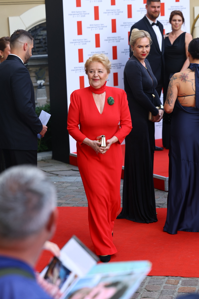 Rudá róba slovenské herečce a diplomatce náramně slušela a navíc detailem stojáčku odkazovala na její ikonickou roli ve filmu Postřižiny.