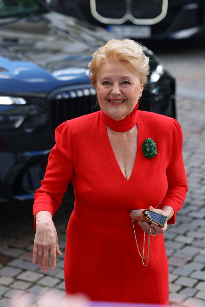 Herečka Magda Vašáryová je v červené oslnivá.