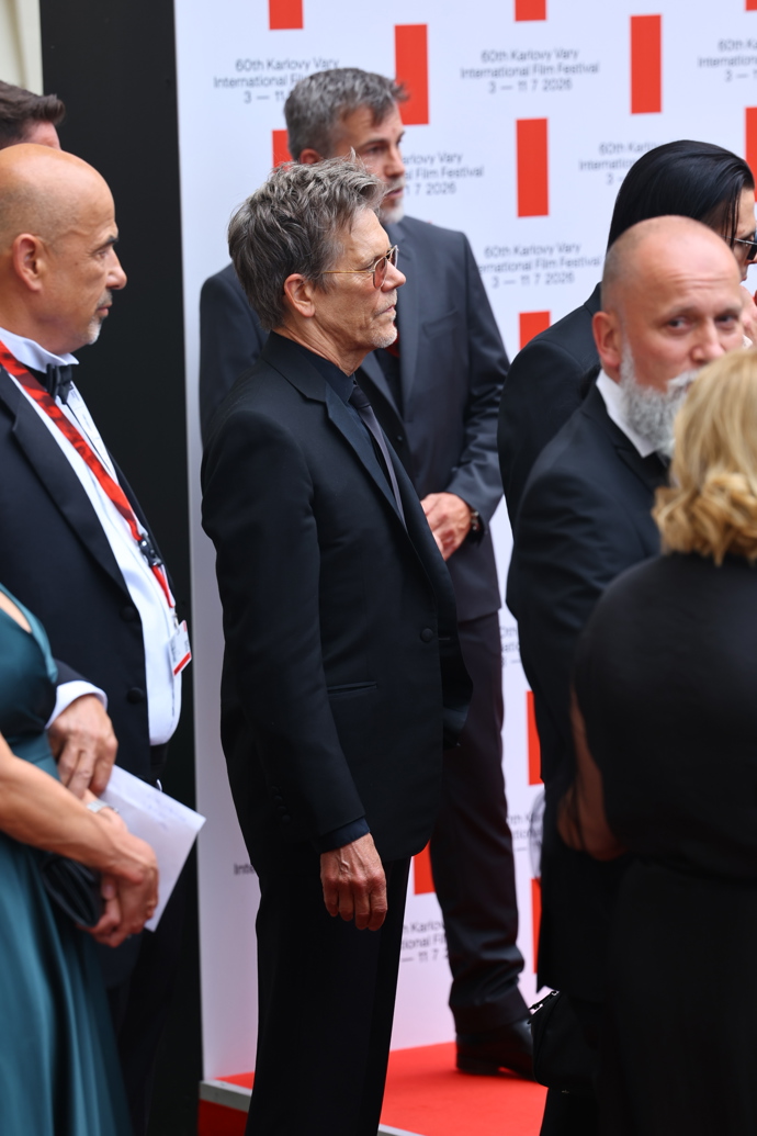 Kevin Bacon odjíždí k Thermalu.