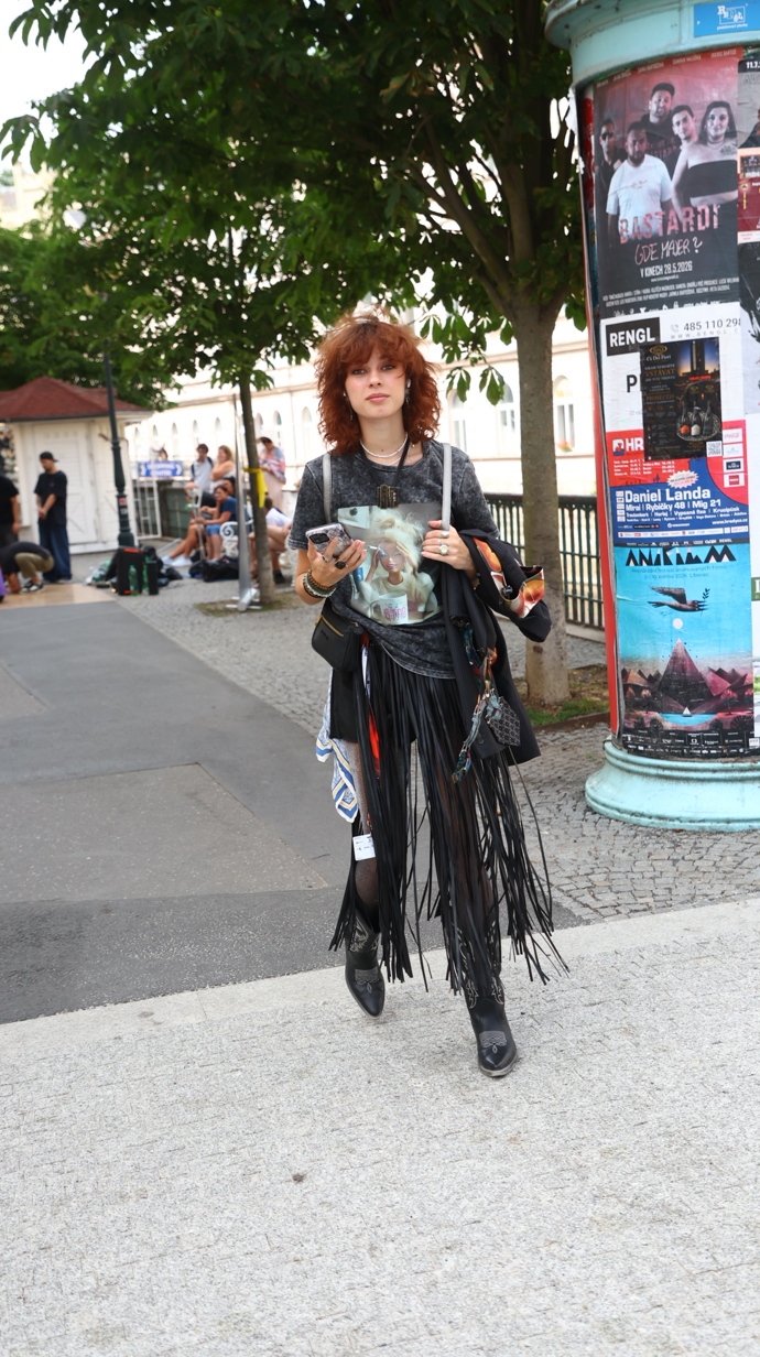 Anička Dvořáková podruhé a znovu vymazlený outfit, tentokrát ozvláštněný třásněmi, potiskem, šátkem... no vlastně vším možným, ale funguje to!