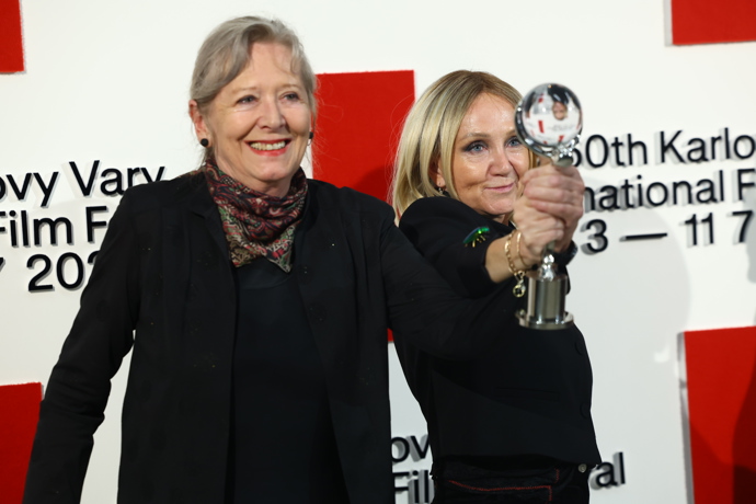 Helena Třeštíková a Bára Basiková si odnáší sošku.