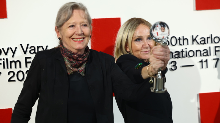 Helena Třeštíková a Bára Basiková si odnáší sošku.