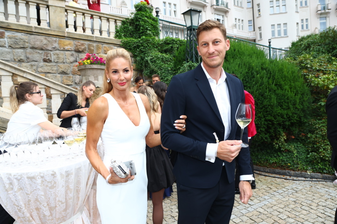 Tereza Barošová s partnerem na Progresus party.