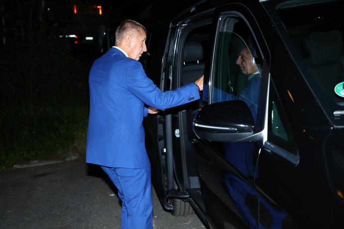 Andrej Babiš nastupuje do auta.