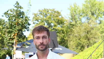 FOTO: Jakub vsadil na bílou klasiku a ukázal vypracovaný hrudník.