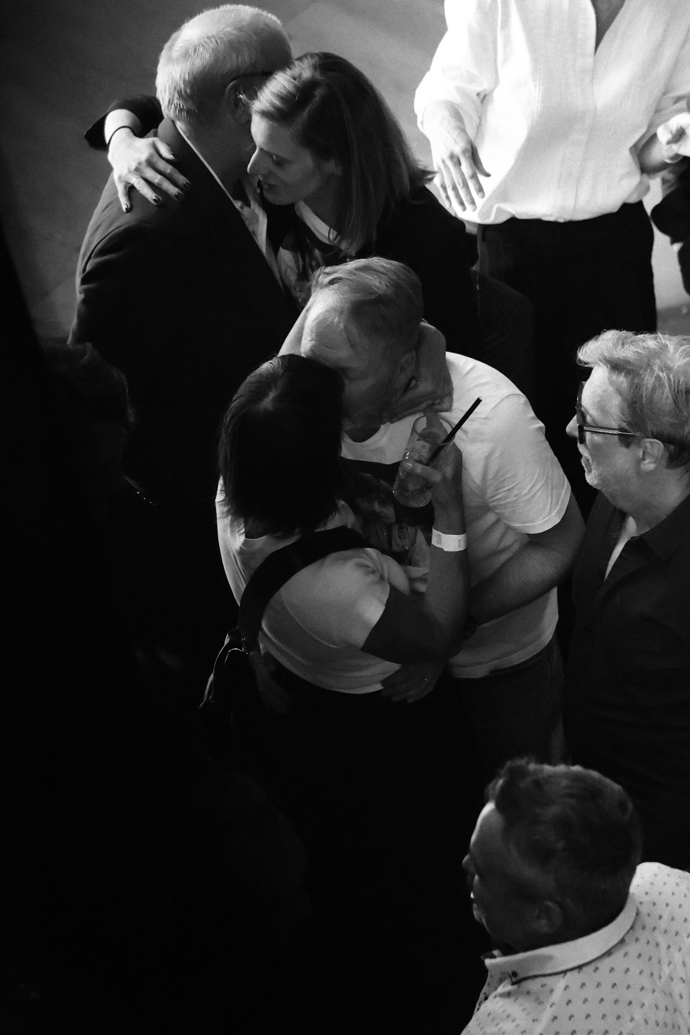 Andrea Bartošková v objetí neznámého muže.