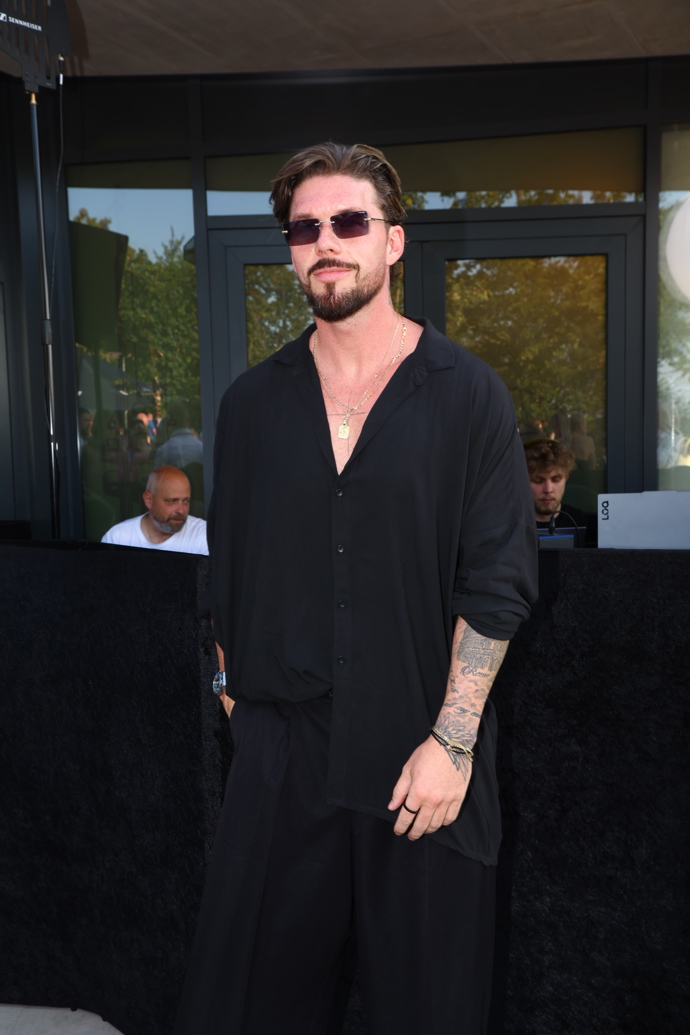 Matyáš v černém.