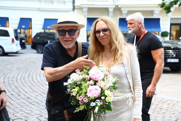 Harvey Keitel se svou ženou ve Varech.