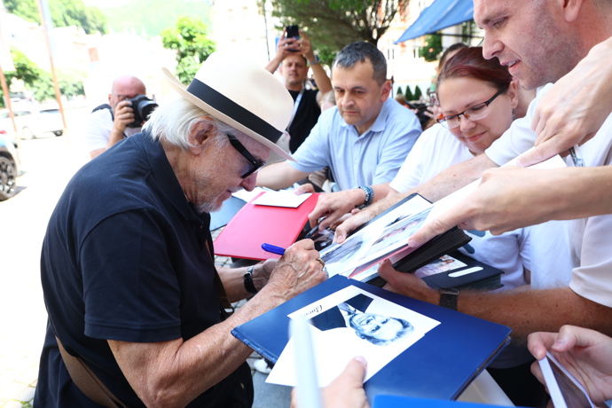 Harvey Keitel rozdával podpisy.