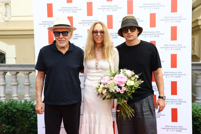 Harvey Keitel zapózoval ve Varech s rodinou.