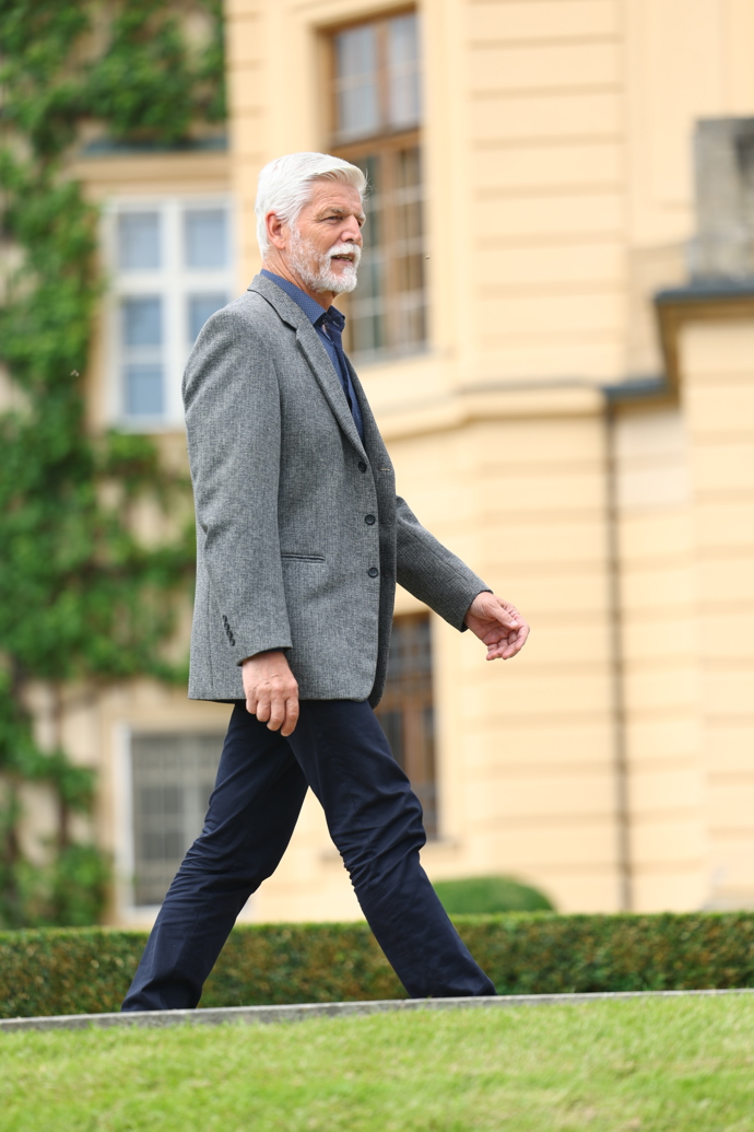 Petr Pavel přichází k mikrofonu.