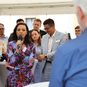 Poslankyně Barbora Urbanová debatuje na setkání s Petrem Pavlem.