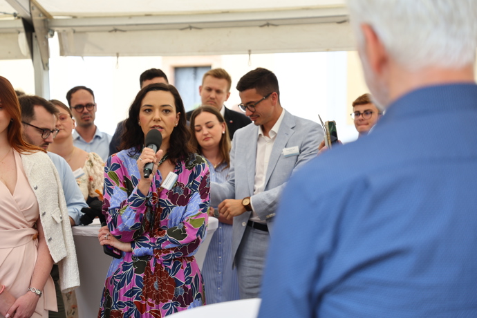 Poslankyně Barbora Urbanová debatuje na setkání s Petrem Pavlem.