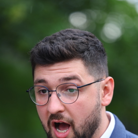 Matěj Gregor stojí za Filipem Turkem.