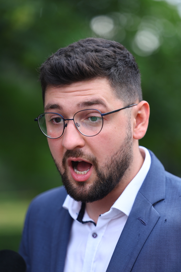 Matěj Gregor stojí za Filipem Turkem.