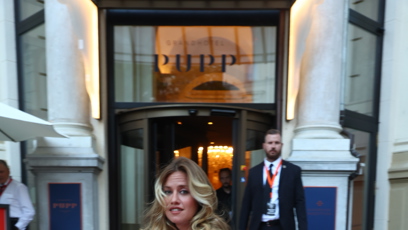 FOTO: Emma Smetana na červeném koberci.