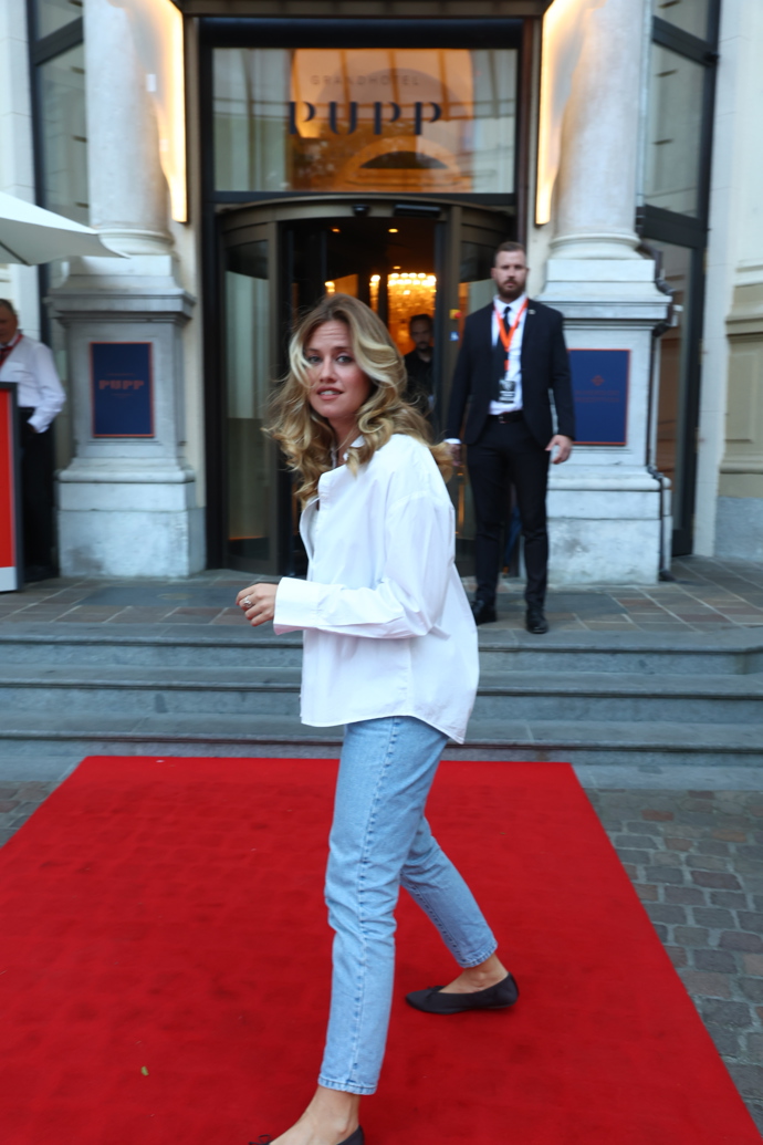 Emma Smetana na červeném koberci.