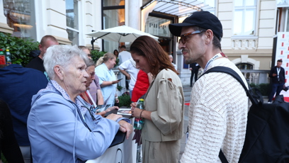 FOTO: Zuzana Kanócz a Juraj Loj se zastavili za fanoušky.