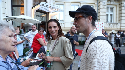 FOTO: Zuzana Kanócz a Juraj Loj se zastavili za fanoušky.