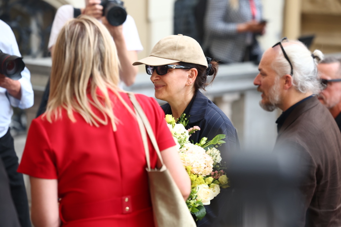 Francouzská herečka Juliette Binoche dostala krásnou kytici.