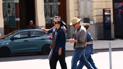 FOTO: Americká herečka Maggie Gyllenhaal si během pobytu na 60. ročníku Mezinárodního filmového festivalu Karlovy Vary udělala čas na procházku po kolonádě.