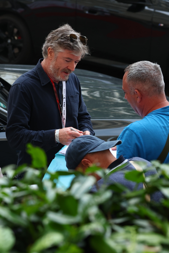   Barry Ward rozdával podpisy.