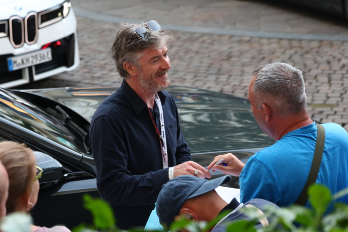 Herec Barry Ward rozdával podpisy.
