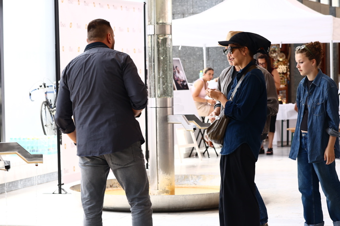 Herečka Maggie Gyllenhaal si vyrazila na procházku po kolonádě.