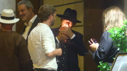 FOTO: Otakar Brousek mladší si zapálil cigaretu.