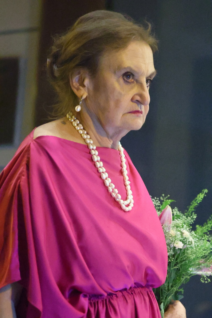 Eva Holubová při odchodu z premiéry.