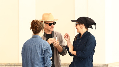 FOTO: Maggie Gyllenhaal spolu s manželem ochutnávali místní prameny.