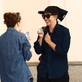 Maggie Gyllenhaal si odpoledne ve Varech užívá plnými doušky.