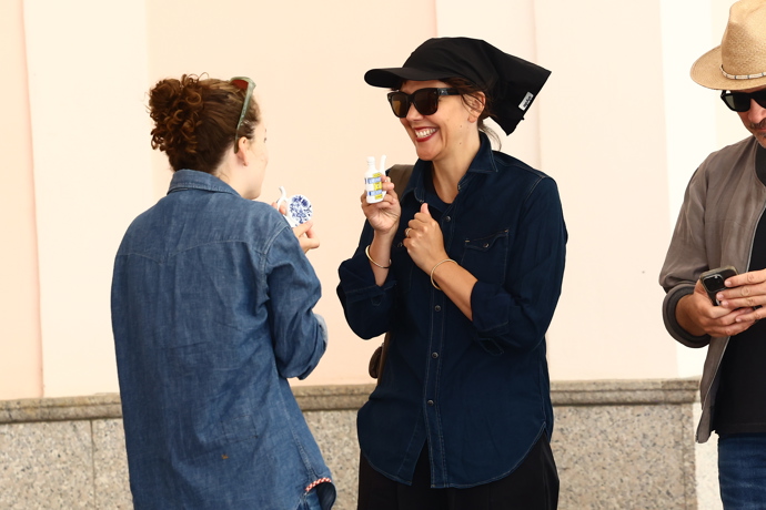 Maggie Gyllenhaal si odpoledne ve Varech užívá plnými doušky.