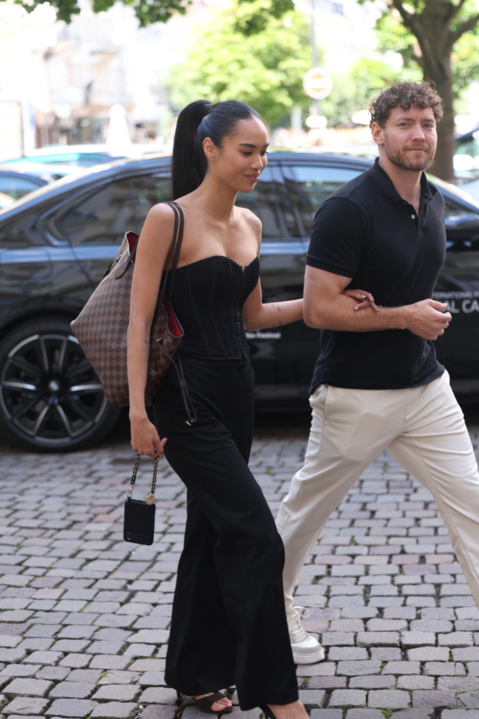 Miroslav Dubovický se Sarah Vu před hotelem Pupp.