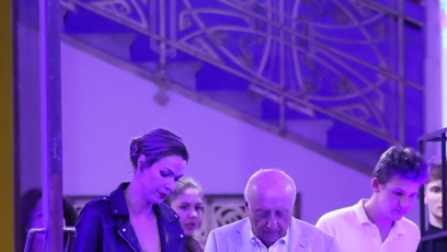 FOTO: Felix s mobilem v ruce kontroloval situaci, zatímco ho kráska v kožené bundě věrně následovala.