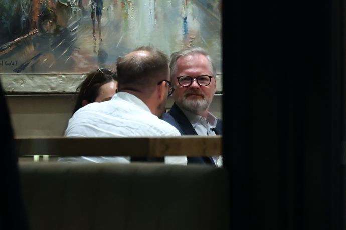 Fiala zamířil do restaurace, kde u stolu živě debatoval se svými známými a spolupracovníky.