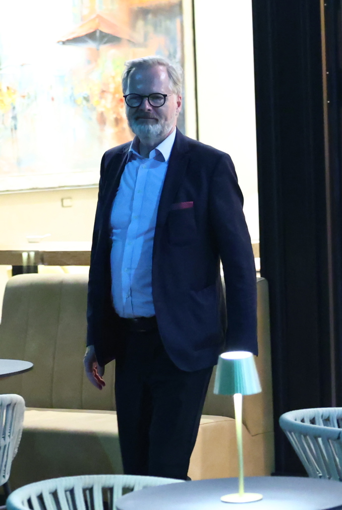 Fiala si zachoval svůj typický profesorský klid a namířil si to rovnou k východu.