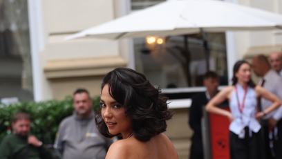 FOTO: Alžběta Ferencová alias Zea čeká na odvoz od hotelu Pupp.