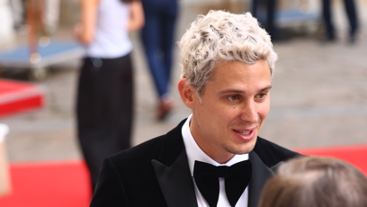 FOTO: Sebastian čeká na odvoz od hotelu Pupp.