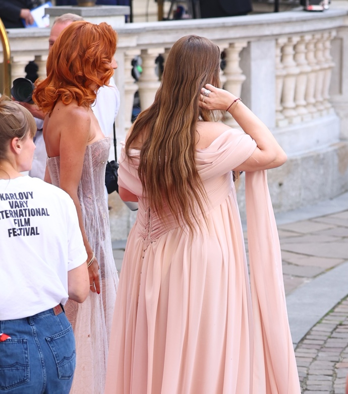 Vlasy měla zvlněné až od poloviny a působily dojmem, jako by nebyly upravené vůbec, nebo minimálně.