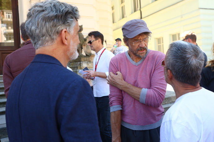 Herci zašli do Městského divadla na promítání filmu Šeptej.