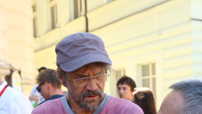 FOTO: Dan Bárta před Městským divadlem.