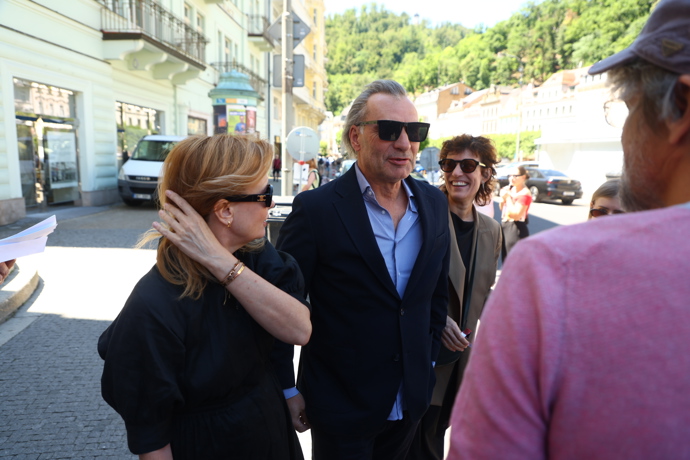Jiří Macháček dorazil s manželkou a Jitkou Schneiderovou.