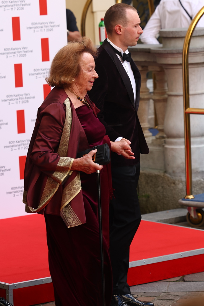 Livia Klausová čeká na odvoz k Thermalu.