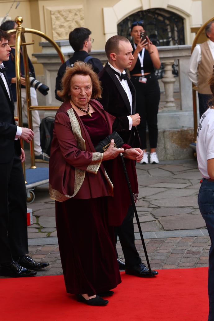 Livia Klausová čeká na odvoz k Thermalu.