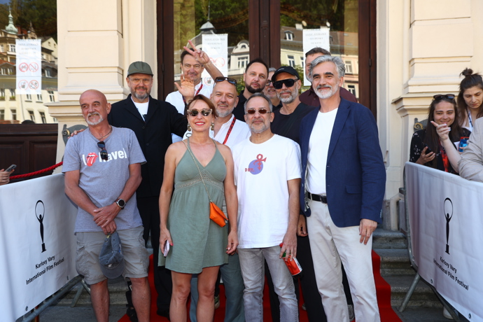 Herci zašli do Městského divadla na promítání filmu Šeptej.