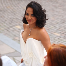 Nejvýraznější trendy účesy z KVIFF: Jak nosit slick back drdol, mikádo i glamour vlny podle celebrit ve Varech