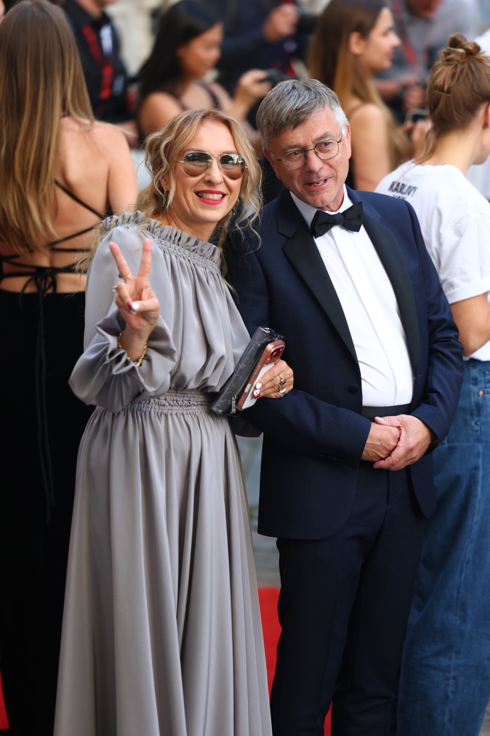 Kateřina Žbirková vsadila na šedivou, ale šedou myšku byste v ní hledali marně. Na snímku vedle ředitele České televize, Hynka Chudárka.