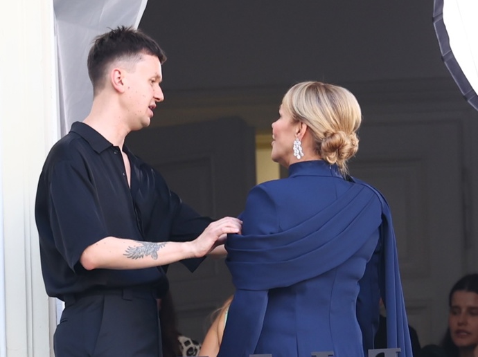 Ke stylu šatů, které Dagmar Havlová zvolila, by se vyhnul složitosti a vytvořil drdol hladký.